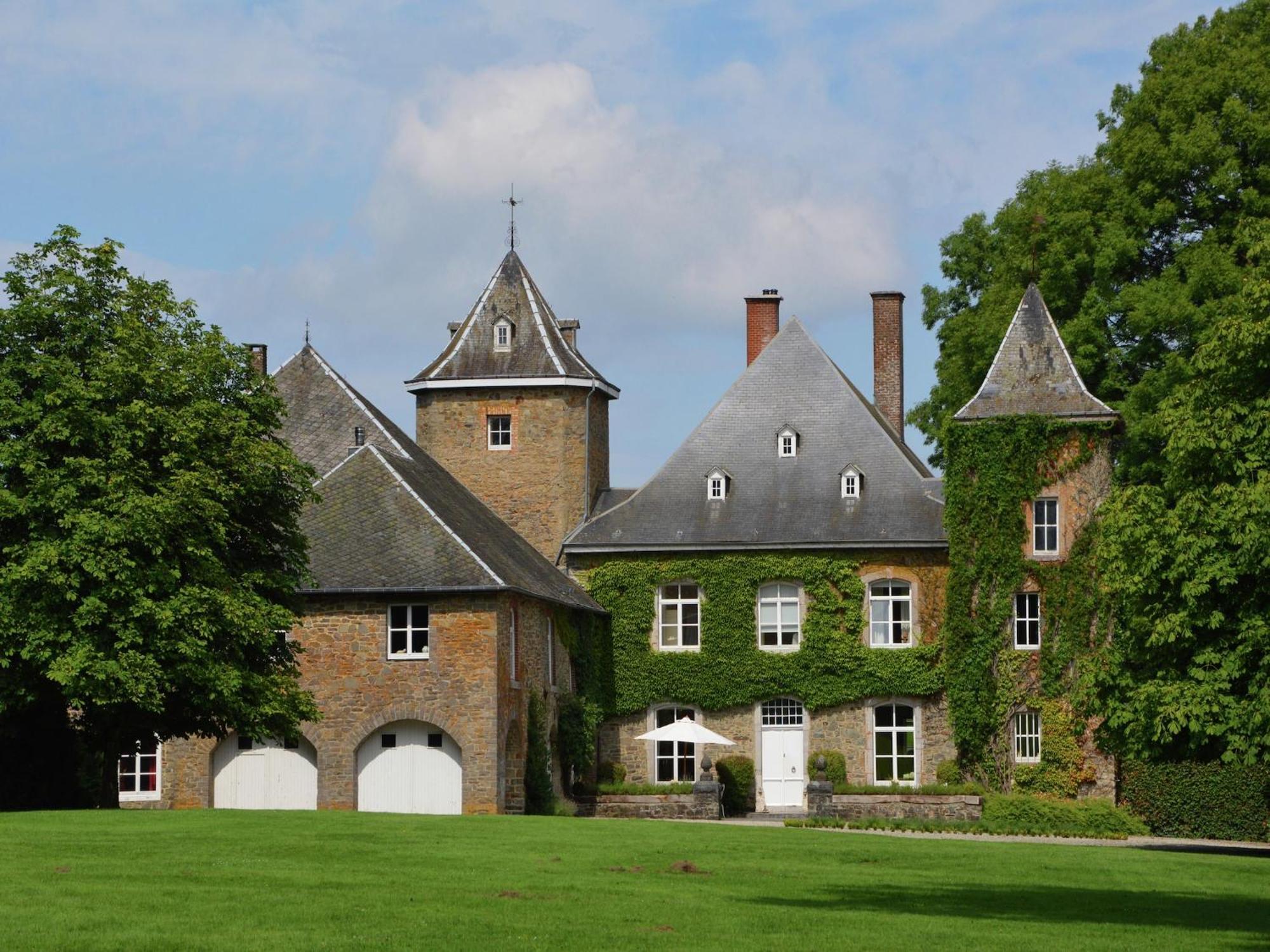 Villa Delightful Castle In Bastogne With Bubble Bath Exterior foto